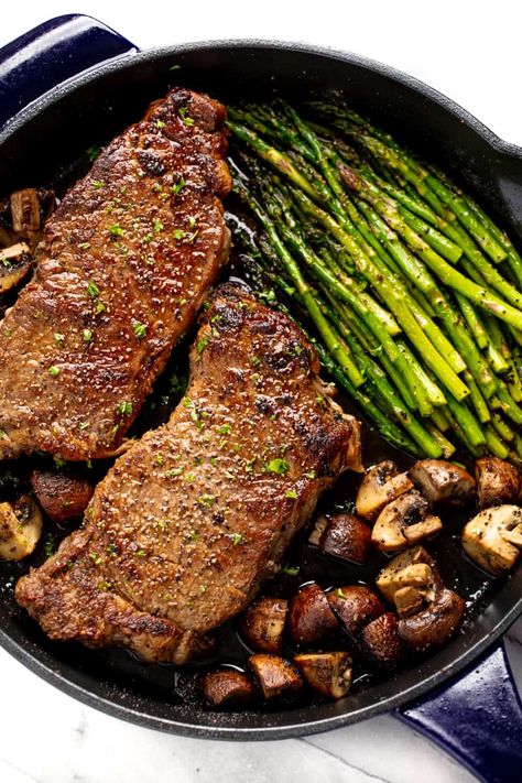 This Skillet Steak Dinner is an all in one recipe that not only teaches you how to cook the perfect steak, but adds in asparagus and mushrooms to make it a complete one skillet meal. Healthy Steak Dinner, Easy Steak Dinner Recipes, Steak Asparagus, Mexican Churros, Easy Steak Dinner, Authentic Pasta, Italian Bruschetta, Pistachio Muffins, Healthy Steak