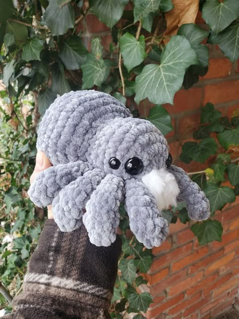 Crochet stuffed animals Jumping Spider Crochet, Crochet Big Amigurumi, Crochet Stuffy Ideas, Chunky Yarn Amigurumi Free Pattern, Spider Crochet Pattern Free, Plush Yarn Crochet Patterns, Plush Amigurumi Free Pattern, Plush Crochet Pattern Free, Crochet Stuffed Animals Free Patterns