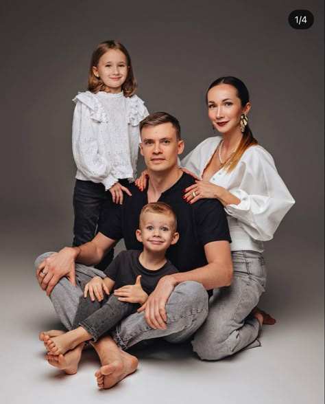 Family Posing Studio, Family Of 4 Studio Poses, Studio Family Of 4 Portraits, 4 People Family Photos, Jcpenney Family Portraits, Siblings Studio Photoshoot, Family Photo Shoot Ideas Studio, Family Photoshoot Indoor Studio, Extended Family Studio Photoshoot