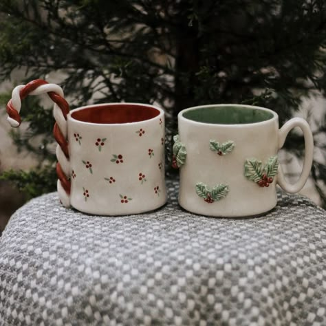 Matching Christmas Mugs, Pottery Painting Mug Christmas, Christmas Handmade Mug, Christmas Mug Aesthetic, Christmas Pottery Painting Ideas Ceramics, Christmas Mugs Pottery, Christmas Mug Pottery, Pottery Christmas Mugs, Christmas Clay Mug