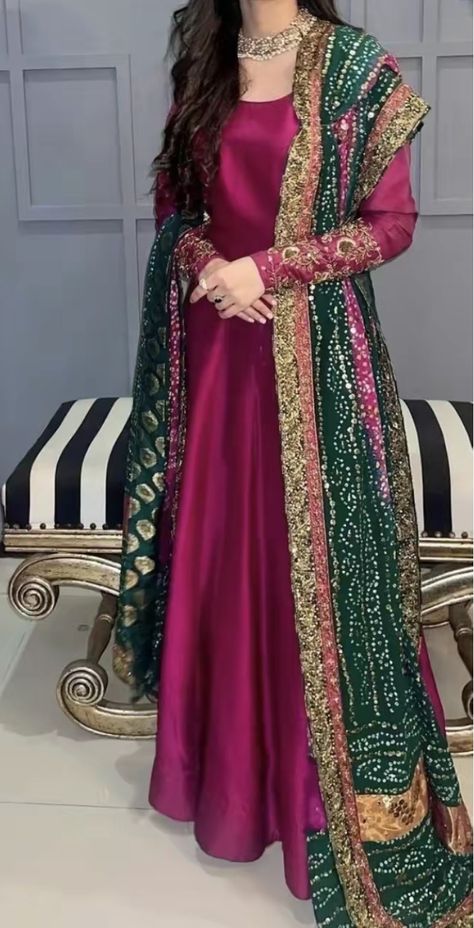 Mehndi Dupatta Designs, Shaadi Outfits Desi Wedding, Mayoun Outfit, Decent Outfits For Women, Khaddar Suit Design, Mehndi Outfit Ideas, Pakistani Gowns, Pakistani Mehndi Dress, Simple Indian Suits