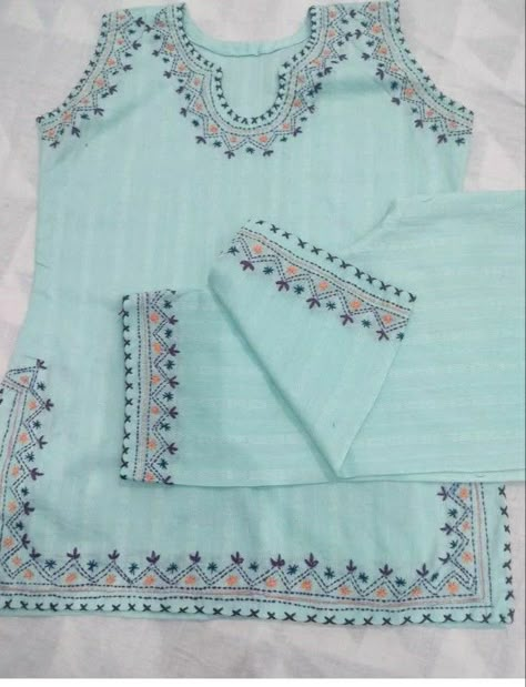 Cotton Kurti Embroidery Designs, Frock Embroidery Design, Hand Embroidery Designs For Suits, Sindhi Embroidery Design, Embroidery Designs For Kurtis, Balochi Dress, Easy Dress Sewing Patterns, Simple Hand Embroidery Patterns, Kurti Embroidery