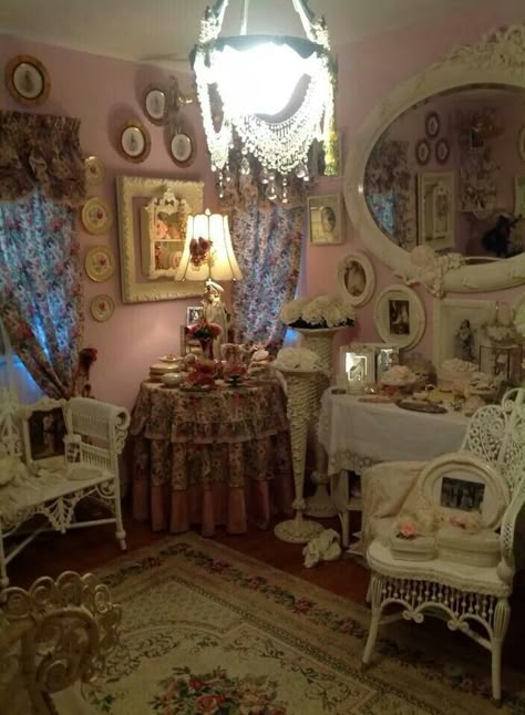 Love Maximalist Coquette Room, Antique Room, Cute Rooms, Cozy Room Decor, Pretty Room, Aesthetic Rooms, Dreamy Room, Grandmas House, Vintage Room