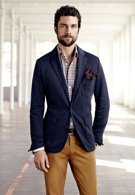 Incoorporate fall colors into your wardrobe as the weather gets colder Men Blazer Outfit, Navy Blazer Men, Mens Fashion Suits Casual, A Man In A Suit, Business Casual Fall, Man In A Suit, Mens Fashion Blazer, Mens Fashion Business, Cool Hairstyles For Men