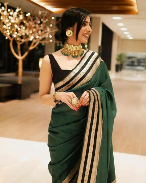 Green Saree Contrast Blouse, Sarees Ideas, Dream Herbs, Saree Drape, Saree Styling, Keep Me Stylish, Outfit Indian, Banarasi Suit, Saree Blouse Styles