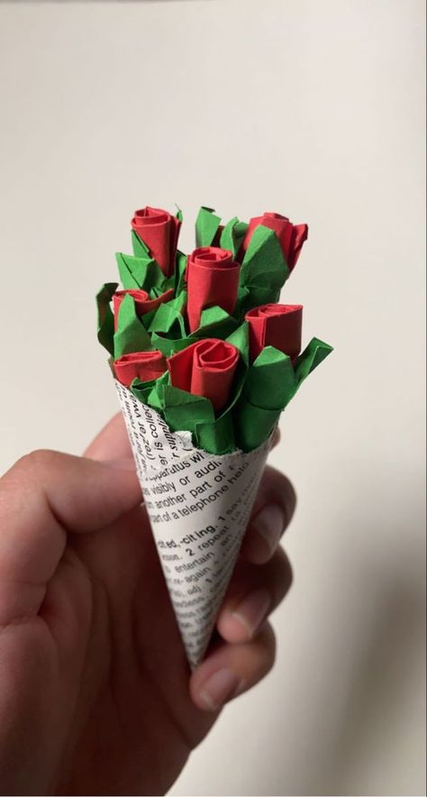 Valentine's Flowers Bouquet, Tiny Paper Flower Bouquet, Small Paper Flower Bouquet Diy, How To Make Paper Bouquet, Flowers For Gf, Cute Gifts For Gf, Paper Flowers Aesthetic, Flowers For Boyfriend, Mini Paper Bouquet