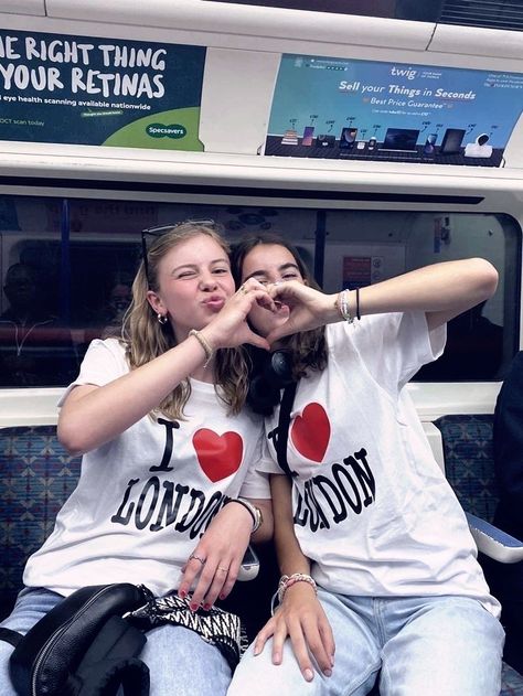 I Love London Shirt Aesthetic, England Trip Aesthetic, Friends In London Aesthetic, London Best Friends, London With Best Friend, London With Friends Aesthetic, London Aesthetic Friends, Studying In London, London Friends Aesthetic