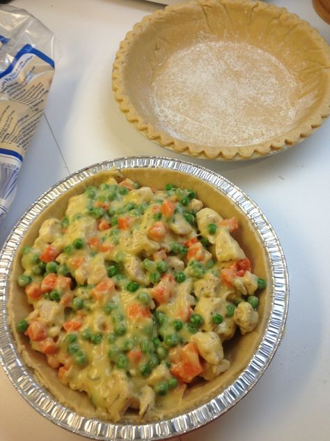 Super Easy Chicken Pot Pie All the goodness of homemade comfort food in about an hour! You will need: Two pie crusts 1 cup of cooked chicken 10.5/10.75 oz can of cream of chicken soup 10oz bag of... Frozen Pie Crust, Homemade Comfort Food, Easy Chicken Pot Pie, Frozen Pie, Pie Crusts, Pot Pies Recipes, Chicken Pot Pie Recipes, Frozen Veggies, Chicken Pot