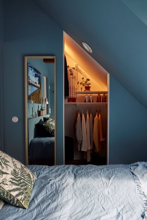 Blue Attic Bedroom, Bedroom With Slanted Ceiling, Attic Rooms Bedroom, Attic Bedroom Ideas, Bedroom Ideas Pinterest, Tiny Loft, Slanted Ceiling, Attic Apartment, Attic Bedrooms