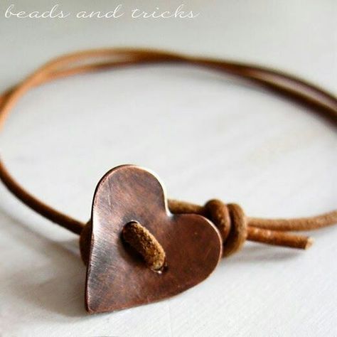 Jewerly Earrings, Leather Jewelry Diy, Trendy Jewerly, Leather Jewellery, Copper Heart, Leather Wristbands, Heart Button, Leather Bracelets, Simple Ideas