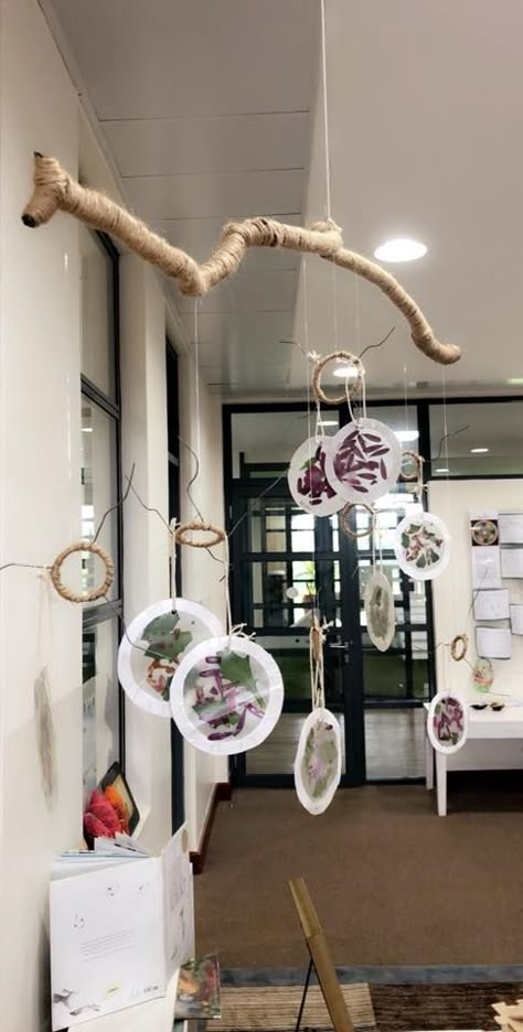 Got this picture from a facebook group called Reggio Inspired Early Childhood Educators. Reggio Emilia Hanging Art, Reggio Hanging Art, Nature In The Classroom Early Childhood, Reggio Inspired Classrooms Infants, Natural Preschool Classroom Decor, Reggio Emilia Art, Abordagem Reggio Emilia, Reggio Art, Childcare Rooms