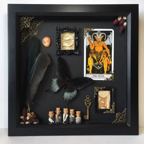 Halloween Fanart, Oddities Decor, Halloween Shadow Box, Christmas Hand Painted, Witchy Room, Oddities And Curiosities, Shadow Box Ideas, Taxidermy Art, Bone Crafts