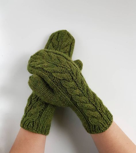 Clothes For Cold Weather, Green Mittens, Gloves Diy, Woolen Clothes, Glove Pattern, Short Gloves, Knitted Mittens, Warmest Winter Gloves, Diy Designs