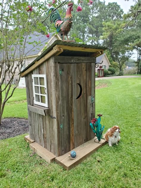 Cute Well House Ideas, Rustic Well Pump House, Farmhouse Well Pump House, Well Covering Ideas Outdoor, Pallet Well Pump Cover, Well House Cover Ideas Front Yards, Outhouse Design Ideas, Covering A Well Pump In Yard, Well Houses Ideas