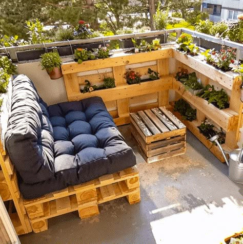 Pallet Couch Outdoor, Small Balcony Furniture, Klein Balkon Decor, Palette Furniture, Pallet Lounge, Diy Pallet Couch, Pallet Seating, Diy Balcony, Balcony Design Ideas