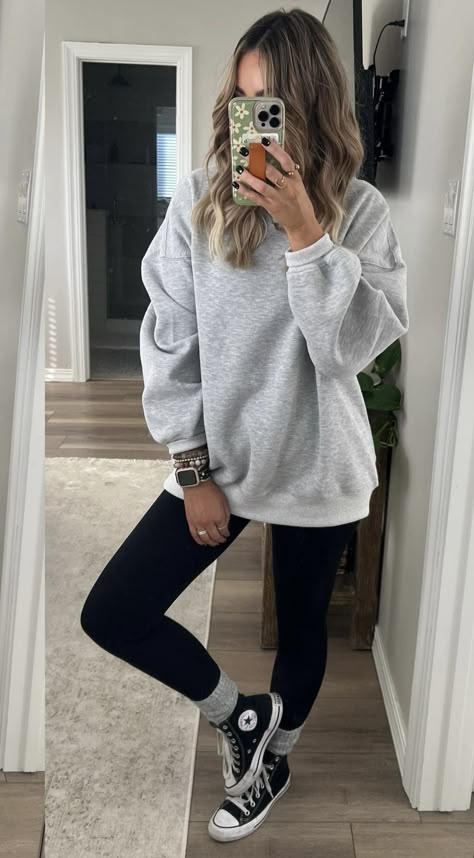 Spring Summer Athleisure, Minimalistic Outfits For Women, Leggings Trainers Outfit, Athleisure Outfits For Moms, Converse Athleisure Outfit, Comfy Mama Outfits, Everyday Women Outfits, Fall Basic Outfits Women, Edgy Therapist Outfits