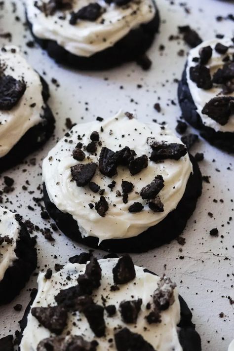 Copycat Crumbl Oreo Cookies #oreo #cookie #crumbl #copycatrecipe #blackcocoapowder #creamcheese #frosting #baking #dessert #dessertrecipe | Salted & Sweet Oreos Dessert, Oreo Crumble Cookies, Cookies Crumble, Oreo Chocolate Chip Cookies, Oreo Cookie, Chocolate Crumble Cookies, Crumble Cookies, Cream Cheese Chocolate Chip Cookies, Chocolate Crumble