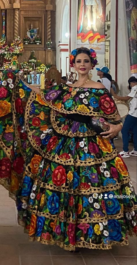 Chiapas Dress, Mexican Traditional Clothing, Jalisco Dress, Miss Universe Gowns, Mexican Clothes, Mexico Dress, Mexican Folklore, Hispanic Art, Traditional Mexican Dress