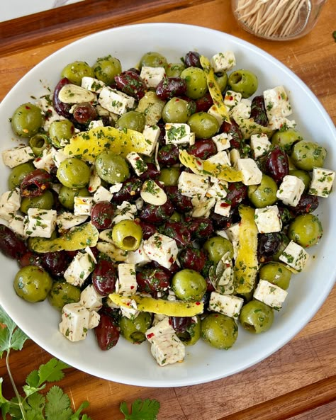 Marinated Greek Olives and Feta - Spoonful of Si Chicken Souvlaki Wrap, Souvlaki Wrap, Olive Appetizer, Greek Chicken Souvlaki, Greek Appetizers, Creamy Feta, Chicken Souvlaki, Marinated Olives, Olive Salad