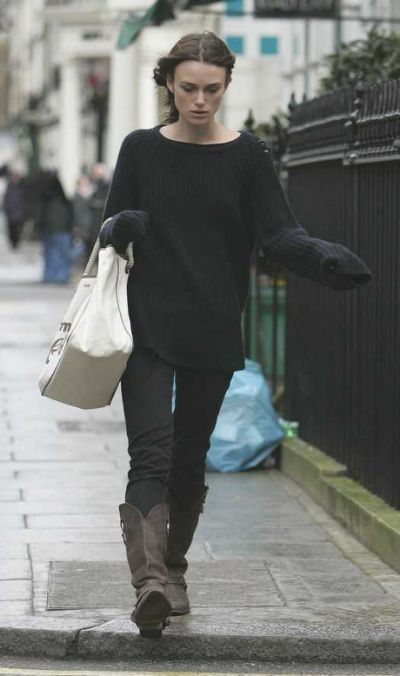 British Woman Aesthetic, Kierra Knightly, Rainy Days In New York, English Outfit, Keira Knightley Style, 2000 Outfits, Blonde Hair Long, English Women, Kiera Knightly