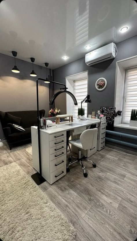 Nail Technician Room, Modern Nail Salon, Nail Room Ideas, Nail Salon Interior Design, Tech Room, Permanente Make-up, Nail Salon Interior, Beauty Room Salon, Esthetician Room Decor