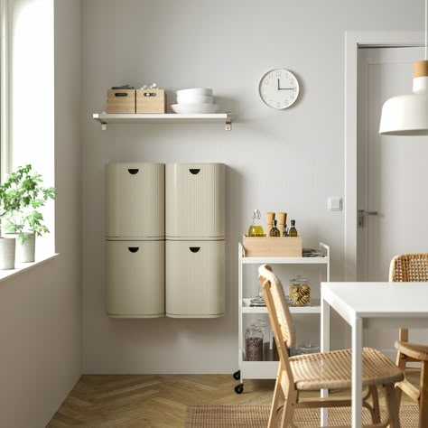 Con il bidone GÅRDSBUTIK puoi creare una postazione per la raccolta differenziata in qualsiasi angolo della casa. Installane uno o diversi, a seconda delle tue esigenze, e sollevalo dal supporto a parete quando è il momento di svuotarlo. Ikea Omar Hack, Trash Can Storage Kitchen, Cheap Ikea Hacks, Wall Mounted Storage Bins, Wall Mount Storage, Ikea Inspiration, Ikea Food, Ikea Decor, Organization Furniture