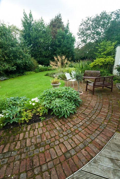 Curved Brick Patio Ideas, Brick Edged Patio, Curved Patios, Curved Brick Path, Curved Patio Ideas, Rock Pathway Ideas, Paver Garden, Rock Pathways, Brick Paths