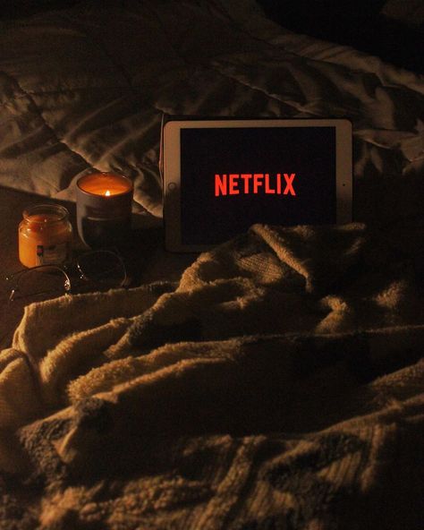 Watching Series In Bed Aesthetic, Cosy Movie Night Aesthetic, Watching Netflix Aesthetic Night, Watching A Movie Aesthetic, Watching Netflix In Bed, Watching Movies In Bed, Movie Night Room, Indoor Movie Night, Aesthetic Decor