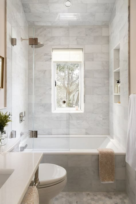 Bathroom With Tub, Bathroom Tub Shower, Interior Design Minimalist, Bathroom Inspiration Modern, Small Bathroom Makeover, Bathroom Tub, Bathroom Remodel With Tub, Bathroom Remodel Designs, Bathroom Remodel Shower