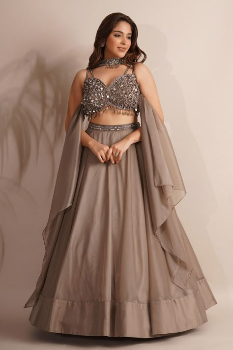 Earthy Tone Lehenga, Sleeveless Blouse Embroidery Designs, Lehnga Designs Indian Weddings Simple, Indian Reception Dress, Champagne Lehenga, Trending Lehenga Designs, Lehenga Patterns, Trendy Lehenga Designs, Brown Lehenga