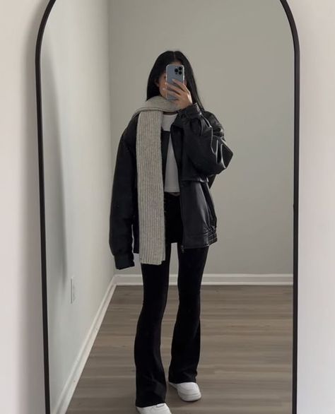 Black Flare Pants Outfit, Japan Outfits, Australia Trip, App State, Winter Fashion Outfits Casual, Cold Outfits, Uni Outfits, Winter Inspo, Leather Jacket Outfits