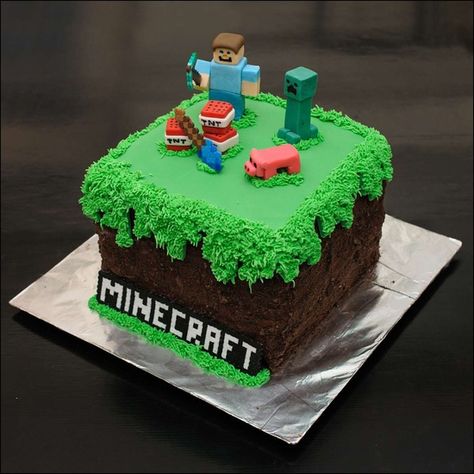 Buttercream top, plain or cookie crumb sides, fondant characters-- minecraft theme Minecraft Dort, Minecraft Pasta, Minecraft Cake Designs, Pastel Minecraft, Minecraft Birthday Cake, Easy Minecraft Cake, Minecraft Birthday Party, Minecraft Cake, Minecraft Birthday