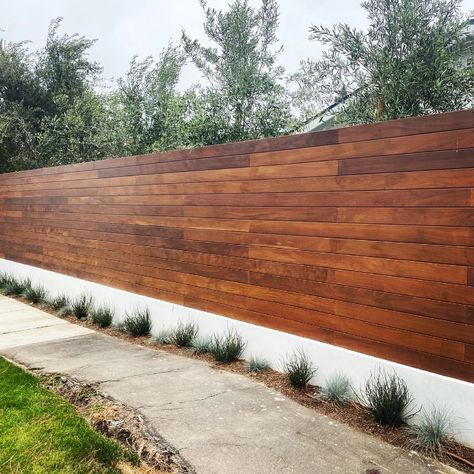 Ipe Hardwood Horizontal Fence with Stain in Newport Beach, CA | Fences-Horizontal Fence Diy Ideas, Cheap Diy Fence, Horizontal Fences, Horizontal Wood Fence, Bungalow Backyard, Modern Wood Fence, Backyard Garden Landscaping, Slat Fence, Diy Fence Ideas