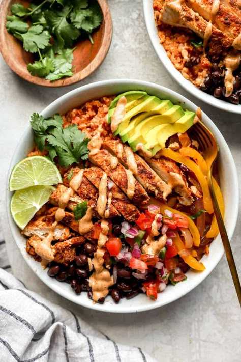 Fajita Burrito Bowl, Burrito Bowl Chicken Seasoning, Chipotle Style Chicken, Chicken Chipotle Bowl, Burrito Bowl Chipotle, Copycat Chipotle Chicken Burrito, Chipotle Bowl Recipe, Mexican Chicken Bowl, Mexican Bowls