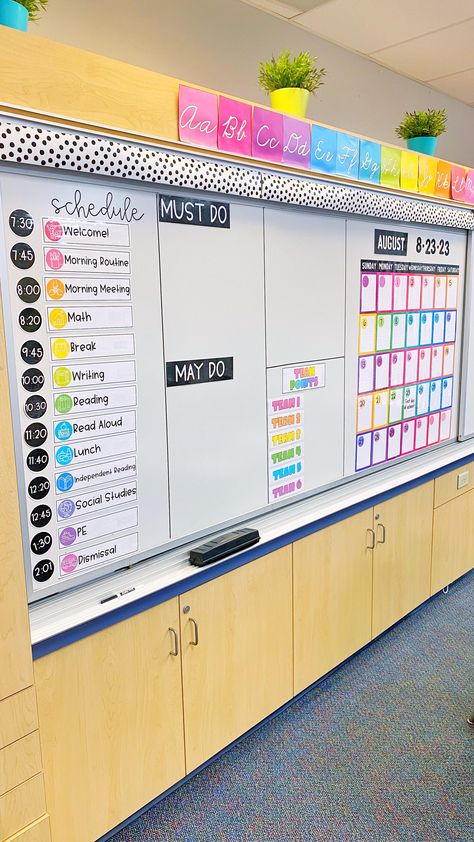 Classroom Curriculum Organization, Grade 2 Classroom Setup Ideas, Classroom Homework Board, School Supply Organization Classroom, Prep Classroom Setup, Classroom Dry Erase Board Ideas, New Classroom Ideas, Elementary Classroom Necessities, Board Organization Classroom