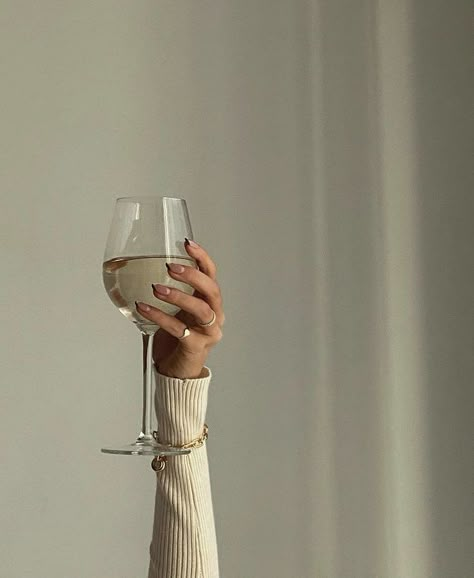 Wineries Outfit, Wine Photography, 사진 촬영 포즈, Cream Aesthetic, Shooting Photo, Beige Aesthetic, White Aesthetic, Instagram Inspiration, Wine Drinks