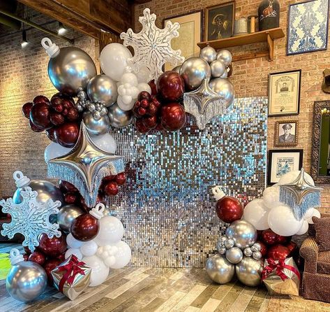 Holiday Event Centerpieces, Christmas Decor Ideas Event, Christmas Decorations Party Events, Birthday Christmas Decorations, Feliz Navidad Party Decorations, Christmas Backdrop Balloons, Christmas Decor Event, Christmas Balloon Photo Backdrop, Christmas Decor Balloons