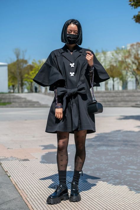 The Best Street Style at Shanghai Fashion Week Fall 2021 | Vogue China Fashion Street Style, China Street Style, Chinese Street Style, China Street Fashion, Daily Street Style, Shanghai Fashion Week, Japan Fashion Street, Shanghai Fashion, Chinese Fashion Street