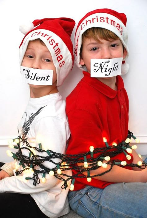 17 MOST CREATIVE AND FUNNY CHRISTMAS PHOTOS (PLUS SAYINGS AND QUOTES) #funnyChristmasphotos; outdoor Christmas picture ideas; unique Christmas cards Funny Christmas Photo Cards, Funny Photoshoot, Christmas Pic Ideas, Funny Christmas Photos, Christmas Card Photo Ideas, Christmas Picture Ideas, Christmas Humor Ecards, Photoshoot Christmas, Christmas Pic