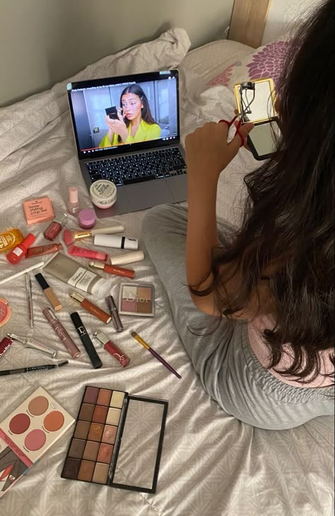 Makeup For Vision Board, Learn How To Do Makeup, Makeup Routine Aesthetic, Vogue Makeup Looks, Vogue Grwm, Doing Makeup Aesthetic, Vogue Beauty Secrets Aesthetic, Makeup Vision Board, Vogue Secrets