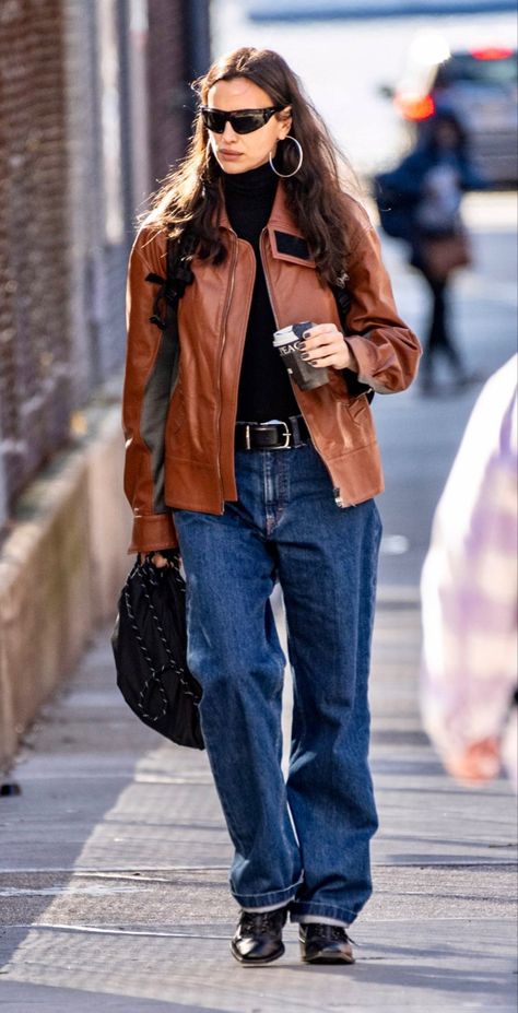 Irina Shayk Outfit Street Style, 90s Celeb Street Style, Winter Outfits Streetstyle, Model Off Duty Style 90s Fall, Effortless 90s Style, Emrata Fall Style, Irina Shayk Street Style 2023, Model Street Style 2023, Autumn City Outfits