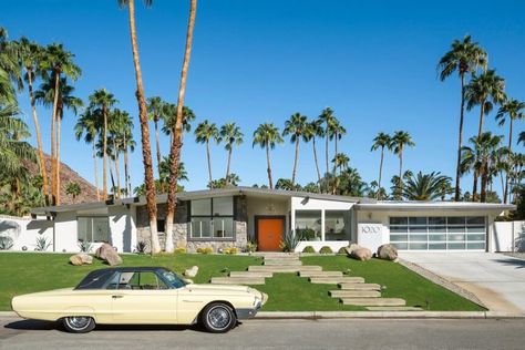 This Iconic House is The Epitome of Palm Springs’ Midcentury Architecture - Mid Century Home Dont Worry Darling, Palm Springs Houses, Palm Springs Architecture, Mid Century Houses, Don't Worry Darling, Oasis Springs, Midcentury Architecture, Mid Century Modern Homes, Mid Century Homes