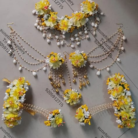 Haldi Ceremony Accessories, Haldi Function Flower Jewelry, Haldi Function Jewellery For Bride, Flowers Jewelry For Haldi, Yellow Jewellery For Haldi, Haldi Floral Jewellery For Bride, Yellow Floral Jewellery For Haldi, Mehendi Flower Jewellery, Floral Jewelry For Haldi