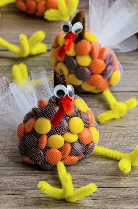 Cute candy turkeys for Thanksgiving! #thanksgivingideas #thanksgiving #thanksgivingcrafts #kidscrafts #thanksgivingtable #thanksgivingDIY Thanksgiving Turkey Treats, Candy Turkeys, Diy Thanksgiving Crafts, Thanksgiving Candy, Fun Thanksgiving Crafts, Turkey Treats, Thanksgiving Kids Table, Thanksgiving Snacks, Easy Treat