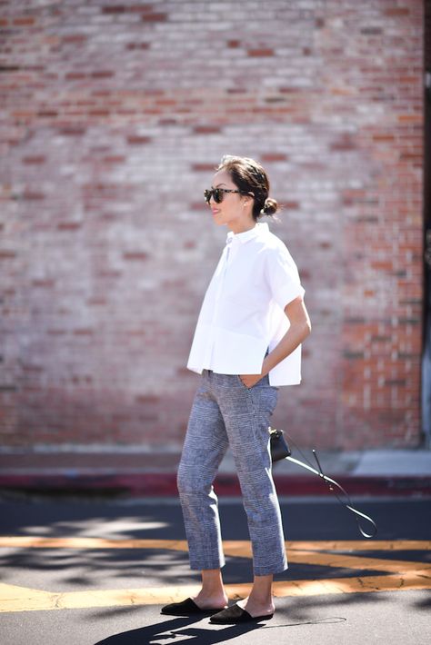 Good morning and happy Monday! Going slouchy with this casual and relaxed look for work: a boxy blouse, cropped trousers and flat mules. Hope you have a great start to your week!! Classic Boxy Fit T-shirt For Everyday, Everyday White Boxy Top, Boxy Cotton T-shirt For Everyday, Boxy Relaxed Cropped T-shirt For Everyday, Classic Boxy Fit T-shirt, Relaxed Trousers, Outfit Inspiration Women, Uniform Fashion, Elegante Casual