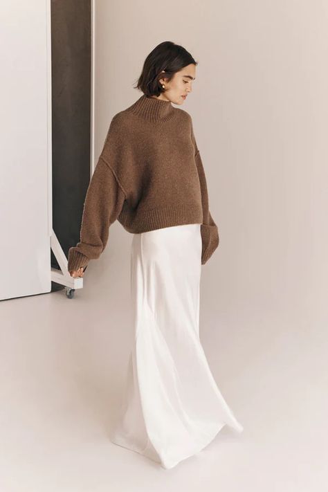 Brown Jumper Outfit, Oversized Jumper Outfit, Fall Pullover Sweaters, Black Long Sleeve Midi Dress, Cozy Sweaters Autumn, Brown Jumper, Satin Maxi Skirt, Contrast Dress, Jumper Outfit