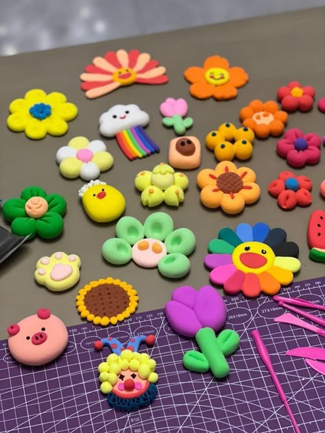 Cute Model Magic Clay Ideas, Beginners Clay Projects, Bakeable Clay Ideas, Superclay Craft, Super Light Clay Ideas, Easy Clay Models, Super Clay Art, Clay Flower Mirror, Air Dry Clay Charms