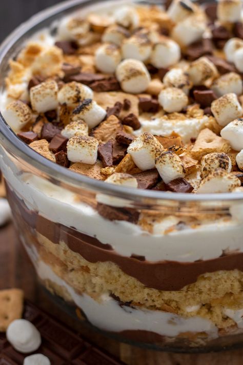 Fall Dessert Trifles, Smores Trifle Recipe, S’mores Trifle, German Chocolate Trifle, Smores Trifle, Random Desserts, Trifle Bowl Recipes, Jar Desserts, Trifle Dessert Recipes