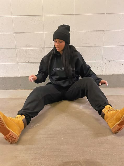 Timberland Boots With Sweatpants, Outfits With A Touque, Green Street Wear Outfit, Outfit With Black Beanie, Timberland Streetwear Outfit, Outfits W Beanies, Style Timberland Boots Women, Beanie Fall Outfit, Winter Timberland Outfits Women