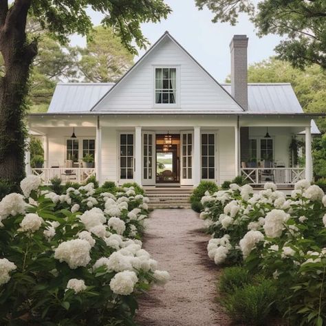 Southern Cottage, Cottage Exterior, Casas Coloniales, Casa Exterior, White Cottage, Farmhouse Exterior, Cottage Design, Horse Stuff, Dream House Exterior